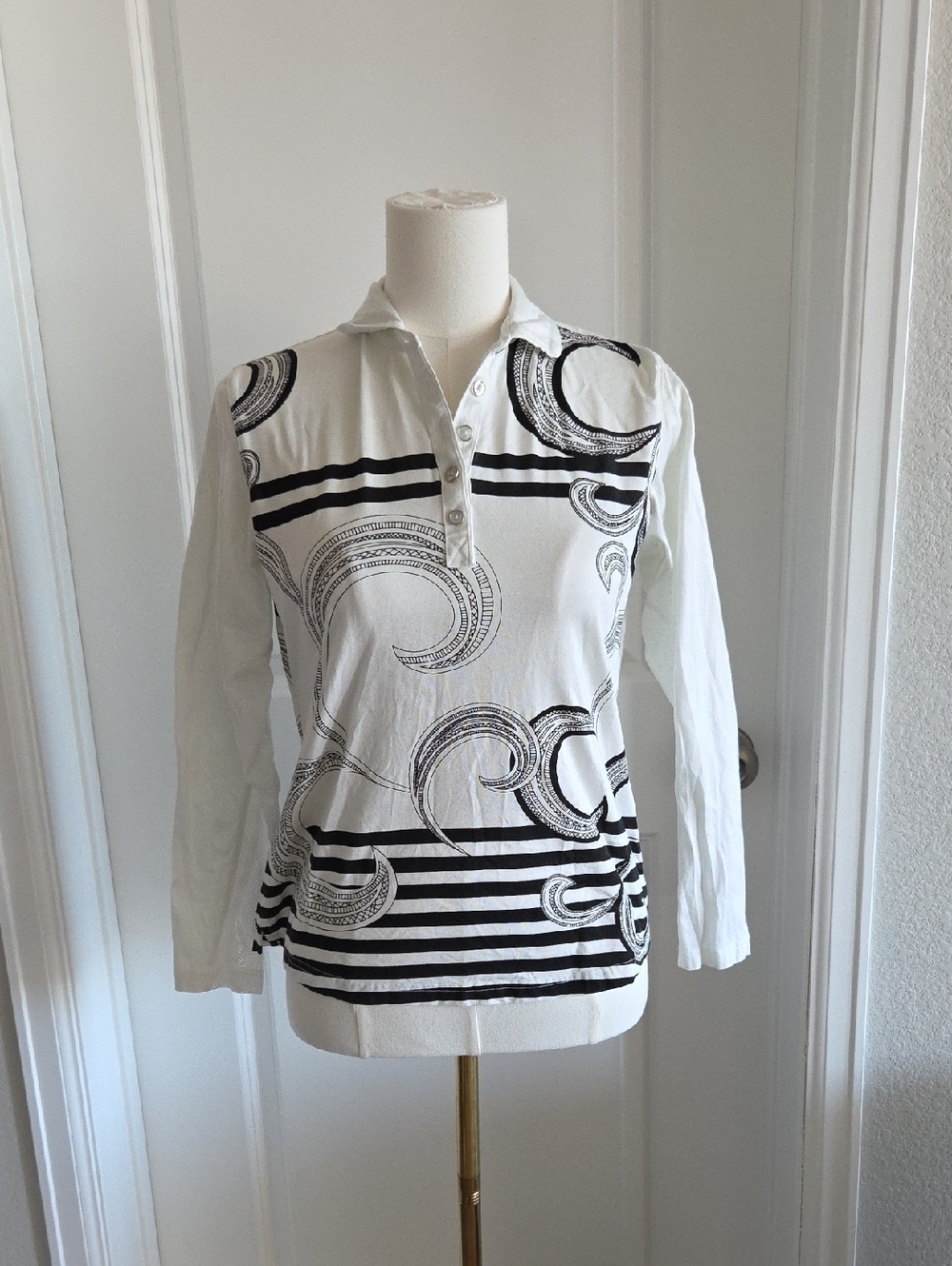 San Soleil Long-Sleeve Polo Top with Black Graphic Wave and Stripe Print SPF 25